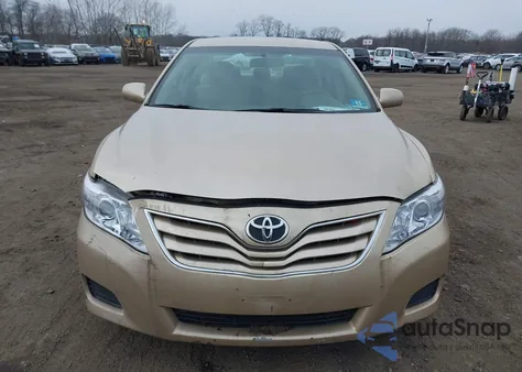 2010 Toyota Camry Base z USA, uszkodzony, nr VIN 4T1BF3EK3AU045264